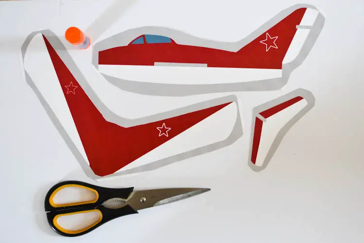  Avion de planeur en mousse bricolage avec un motif imprimable gratuit: collage des pièces. 