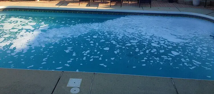 Comment enlever la mousse dans la piscine