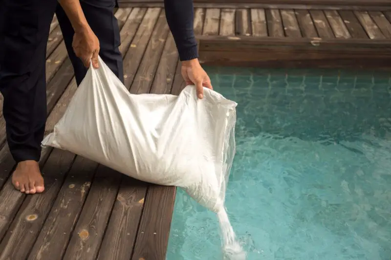  Les niveaux de sel équilibrés sont essentiels à la production de chlore pour garder votre piscine d'eau salée propre. 