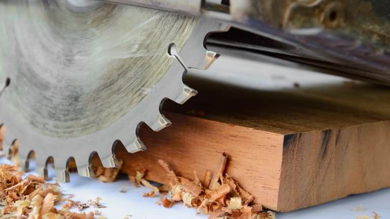 Comment couper une planche sans scie
