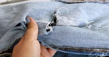 comment réparer un jean troué au genou sans machine