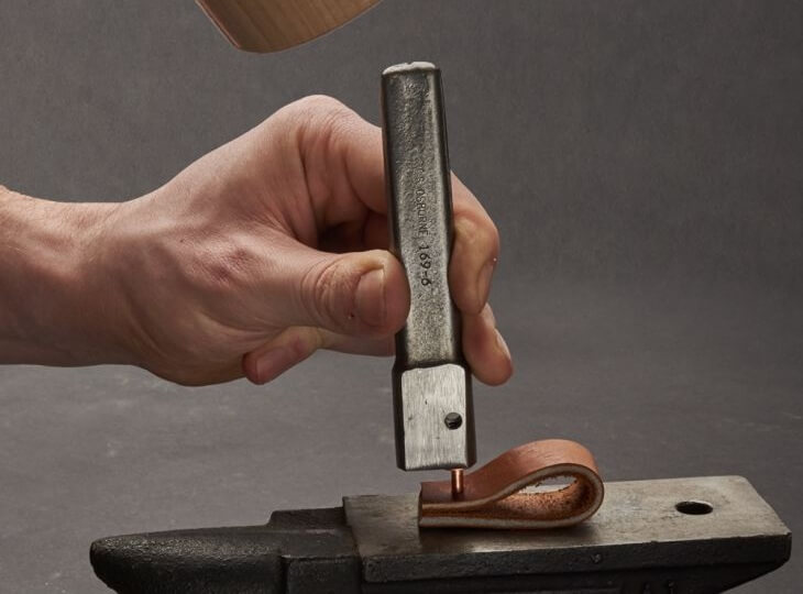 Comment poser un rivet à frapper sur le cuir