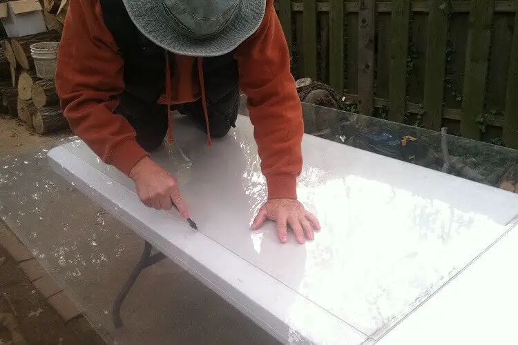 Comment couper une plaque de verre synthetique