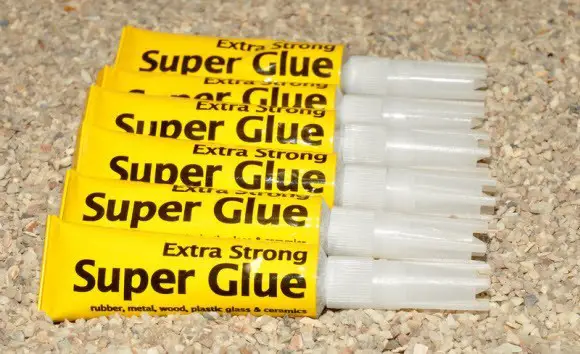 comment enlever de la Super Glue sur du métal