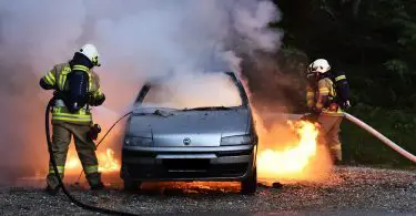 Pourquoi une voiture prend feu