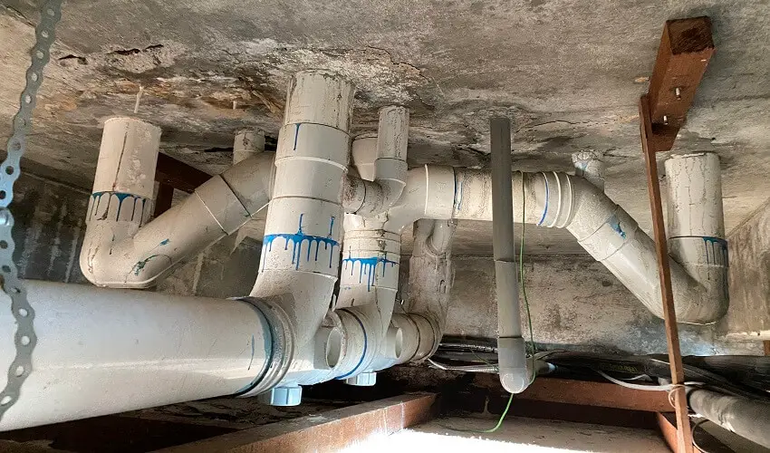 Comment colmater une fuite inaccessible sur un tuyau PVC