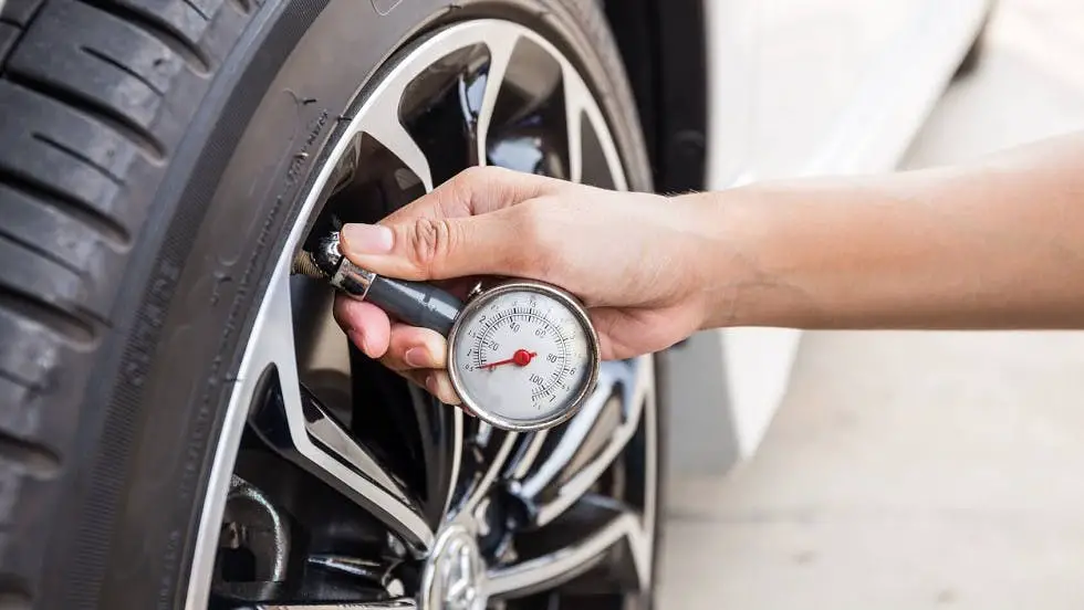 Comment verifier la pression des pneus