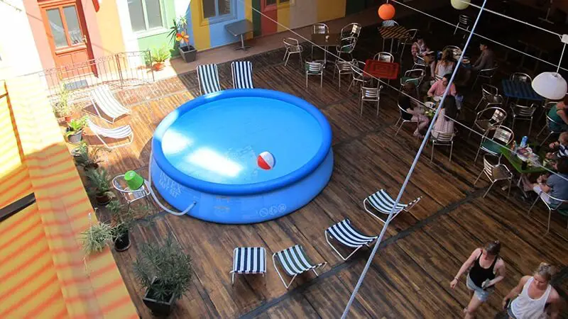 Peut on poser une piscine autoportee sur une terrasse en bois