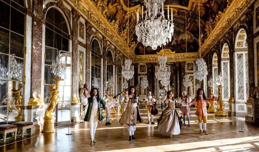 Combien de personnes vivaient au Chateau de Versailles