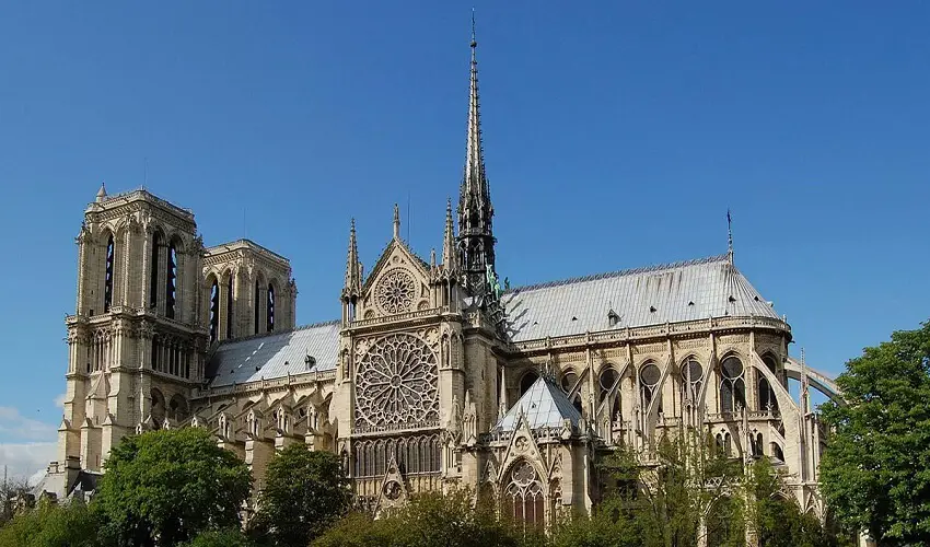 Combien de temps pour construire Notre Dame de Paris