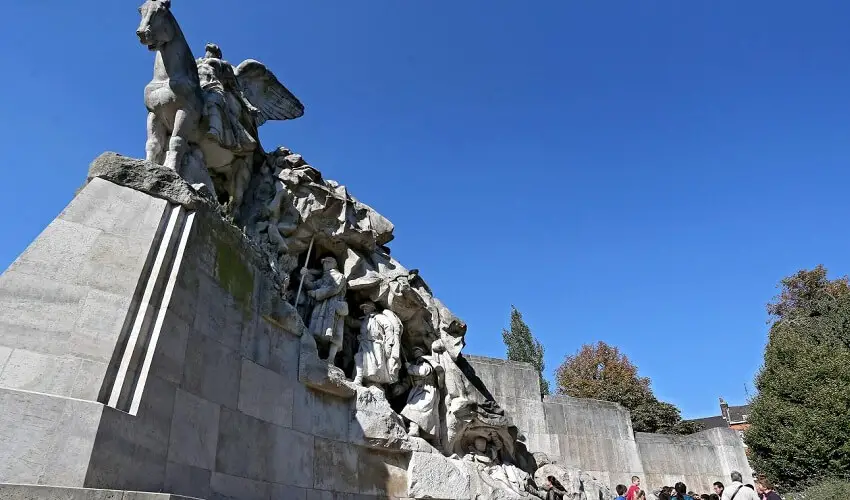 Pourquoi construire des monuments aux morts
