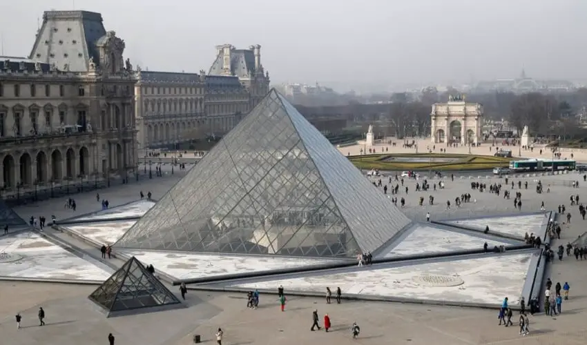 Pourquoi la pyramide du Louvre a ete construite