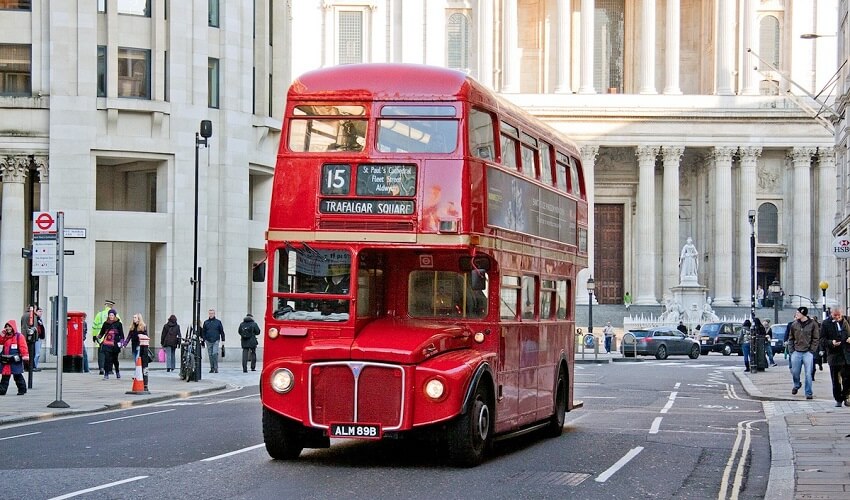Pourquoi les bus londoniens sont rouges