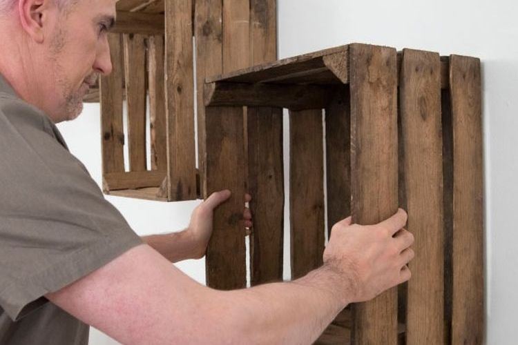 Comment accrocher une caisse en bois au mur