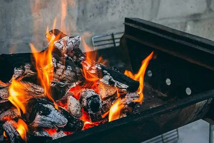 Comment allumer un barbecue au bois