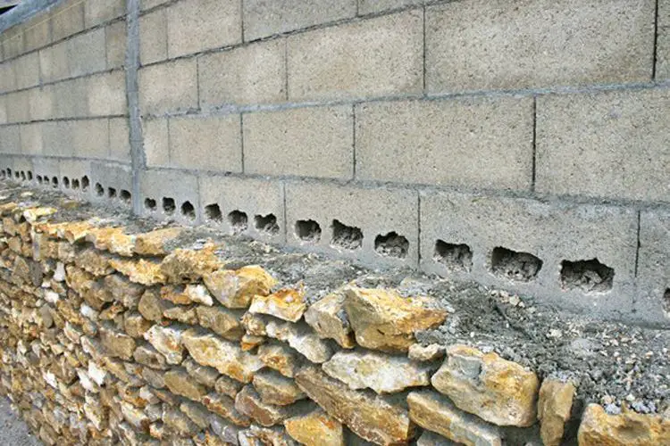 Comment coller des pierres sur un mur en parpaings