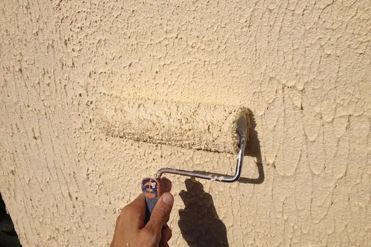 Comment crepir un mur en parpaing au rouleau