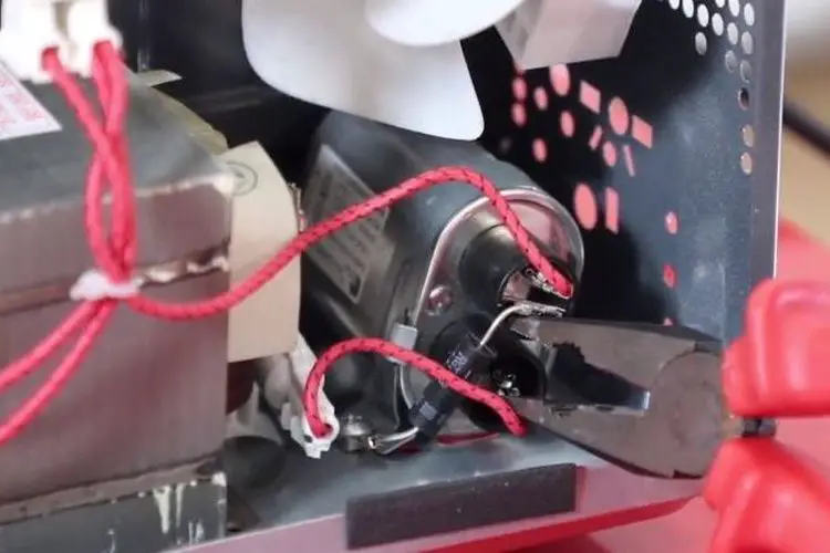 Comment decharger le condensateur de micro onde