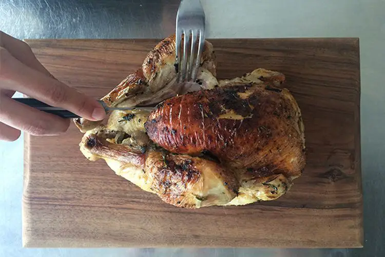 Comment decouper un poulet roti