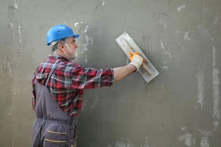 Comment enduire un mur en parpaing avec du ciment