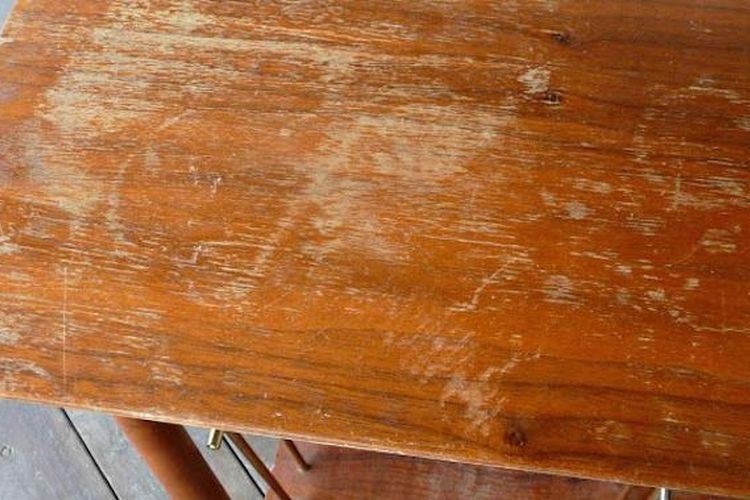 Comment enlever des rayures sur un meuble verni