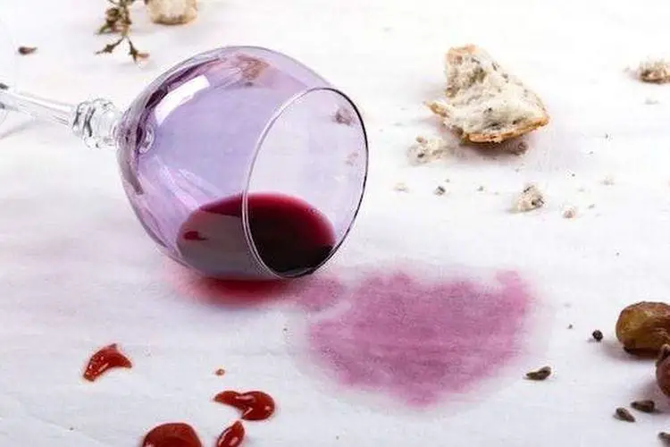 Comment enlever les taches de vin sur une nappe
