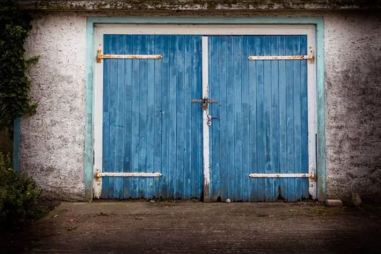 Comment isoler une porte de garage en bois