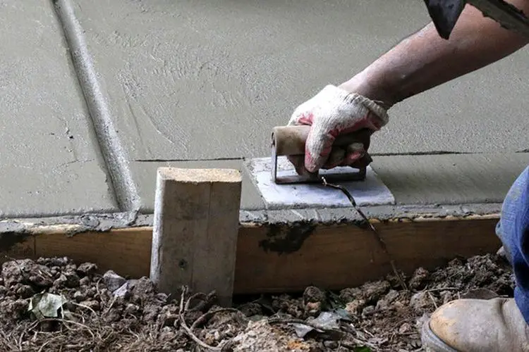 Comment mettre a niveau une dalle beton