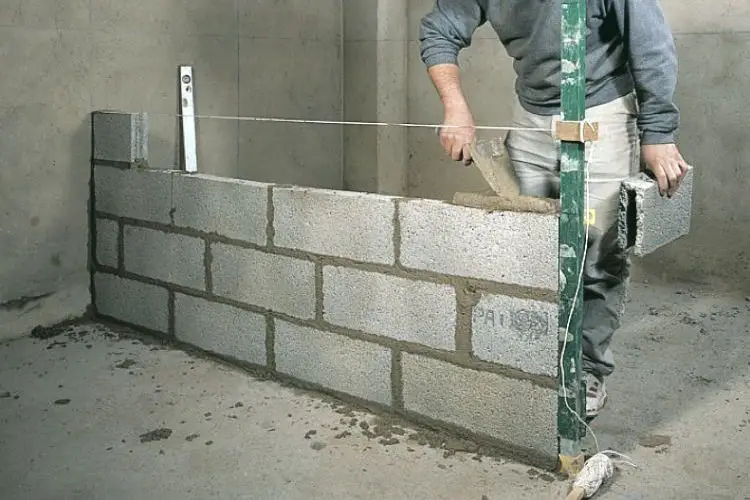 Comment monter un mur en parpaings
