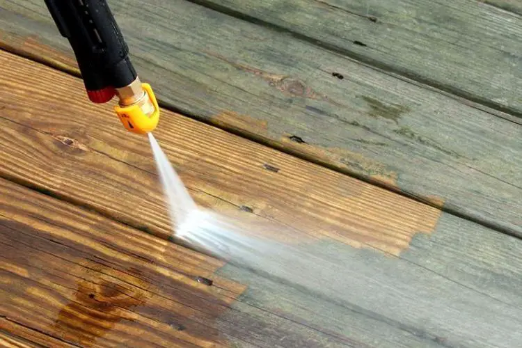 Comment nettoyer un bardage bois peint