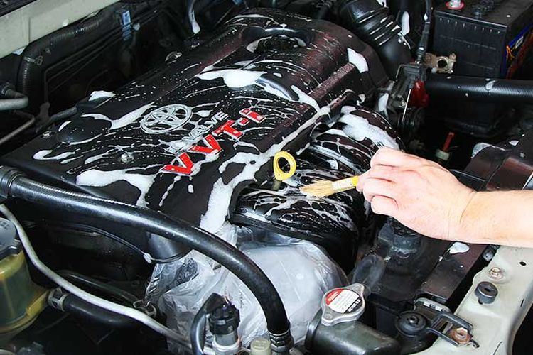Comment nettoyer un moteur de voiture plein dhuile
