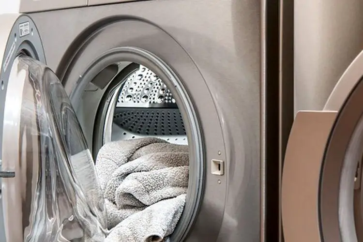 Comment nettoyer une machine a laver qui sent mauvais