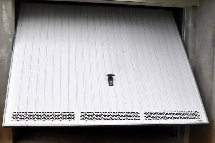 Comment ouvrir une porte de garage basculante sans clef