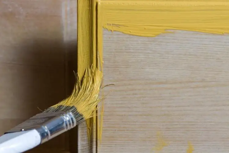 Comment peindre un meuble en bois sans poncer