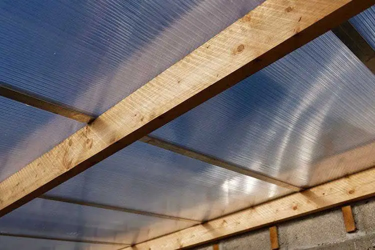 Comment poser un toit en polycarbonate