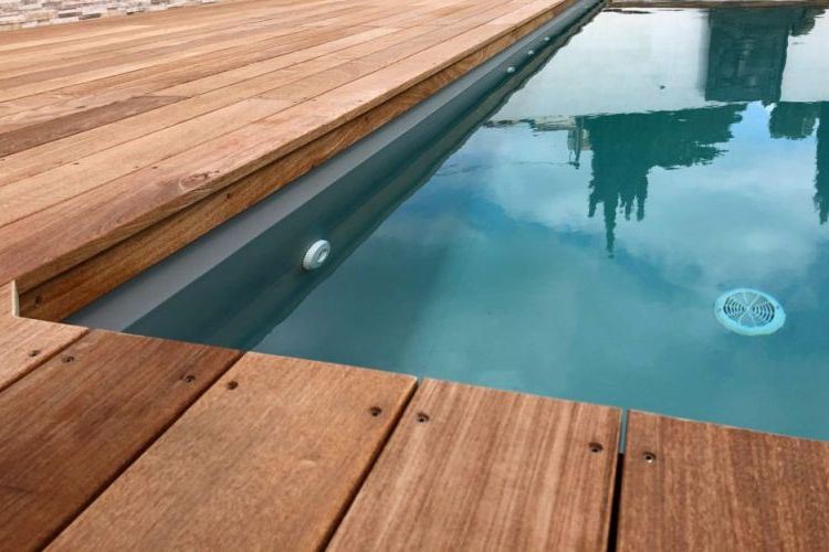 Comment poser une terrasse en bois autour dune piscine