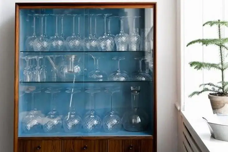 Comment ranger les verres dans une vitrine