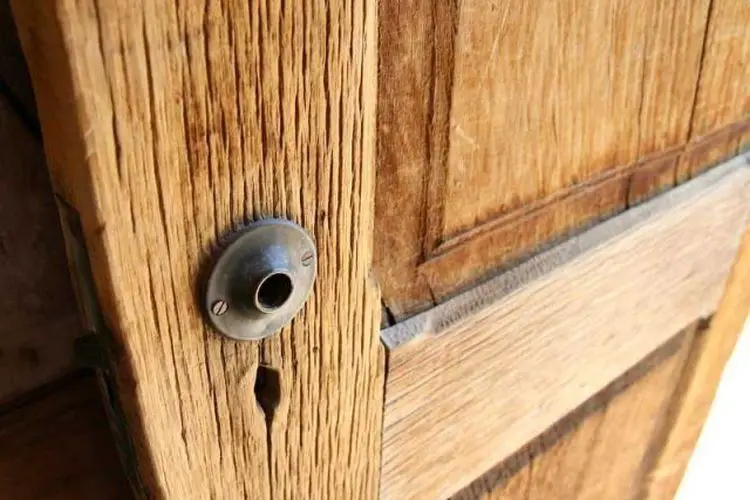 Comment renover une porte en bois