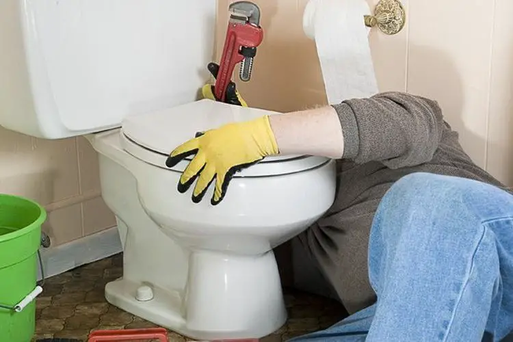 Comment reparer une cuvette de WC