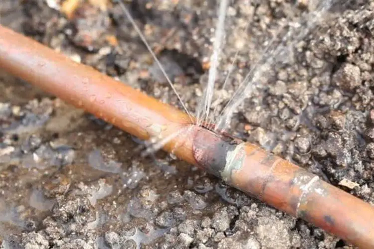 Comment trouver un tuyau deau dans le sol