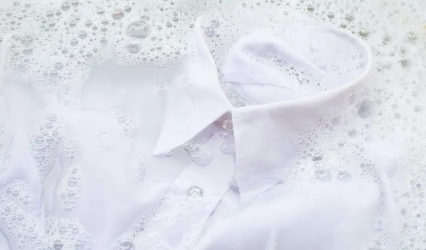 Comment blanchir une chemise blanche
