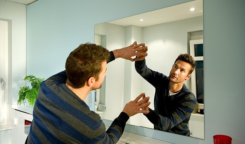 Comment coller un miroir au mur