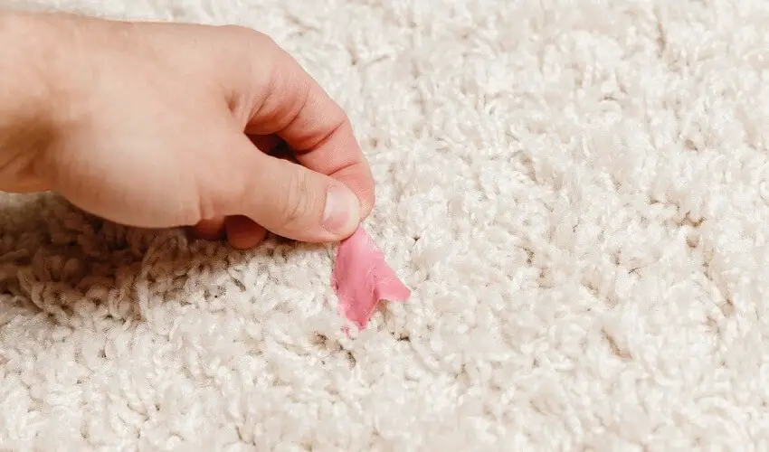 Comment enlever du chewing gum sur un tapis