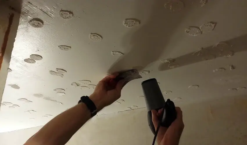 Comment enlever la colle au plafond