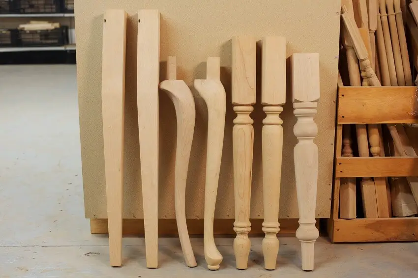 Comment fixer des pieds de table en bois