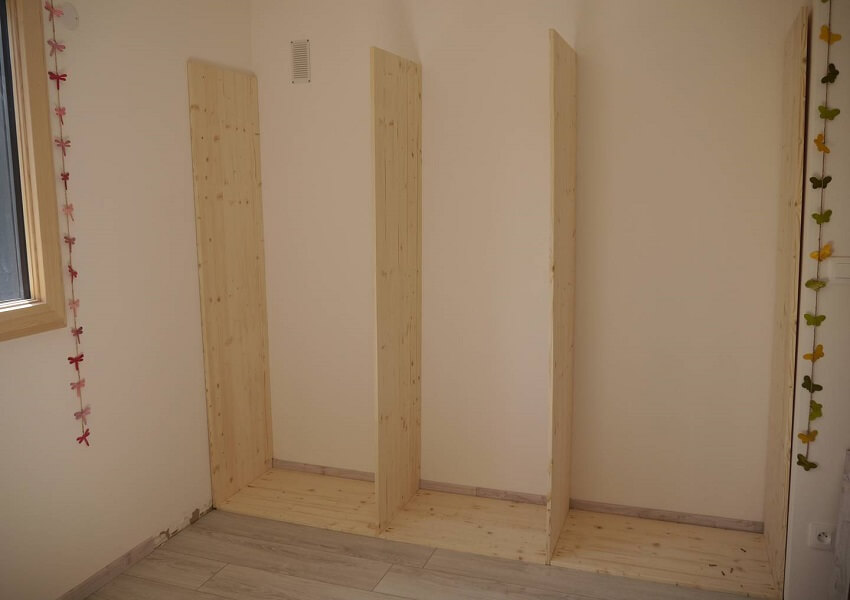 Comment fixer une planche verticale au mur