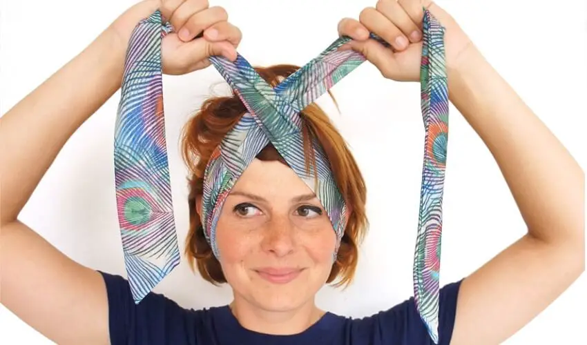 Comment mettre un bandana sur cheveux courts