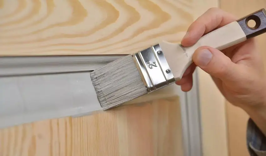 Comment peindre une porte sans faire de trace